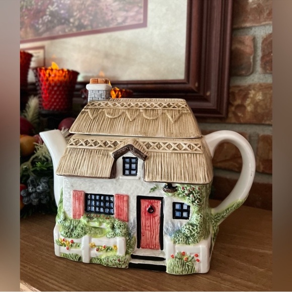 Charming Cottage Teapot - Picture 1 of 1